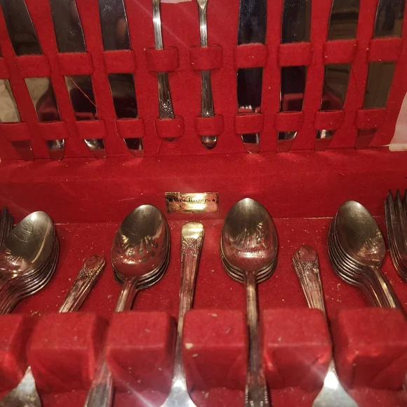 Vintage BELOVED WM Rogers 52 Piece Silver Flatware Silverwear Set in Wooden Case - Picture 2 of 8